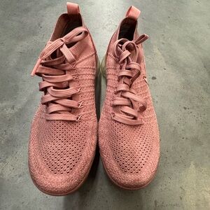 Nike Air Vapormax Flyknit Sneakers Size 7.5 Pink Running Shoes Women